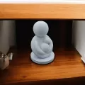 Statueta Minimalista Parintele si Bebelusul, Bioplastic Eco-Friendly 3D, pentru Birou, Masa sau Polita, Design Modern, Cadou pentru Proaspeti Parinti, 100x70x70 mm, Fabricata in Romania