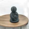 Statueta Minimalista Parintele si Bebelusul, Bioplastic Eco-Friendly 3D, pentru Birou, Masa sau Polita, Design Modern, Cadou pentru Proaspeti Parinti, 100x70x70 mm, Fabricata in Romania