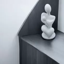 Statueta Minimalista Mama si Copil, Design Modern 3D, Bioplastic Premium Eco-Friendly, Cadou pentru Proaspete Mamici, 150x69x67 mm, Fabricata in Romania