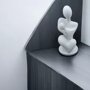 Statueta Minimalista Mama si Copil, Design Modern 3D, Bioplastic Premium Eco-Friendly, Cadou pentru Proaspete Mamici, 150x69x67 mm, Fabricata in Romania