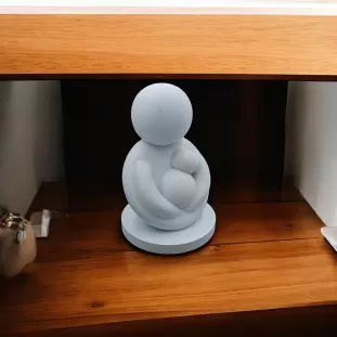 Statueta Minimalista Parintele si Bebelusul, Bioplastic Eco-Friendly 3D, pentru Birou, Masa sau Polita, Design Modern, Cadou pentru Proaspeti Parinti, 100x70x70 mm, Fabricata in Romania