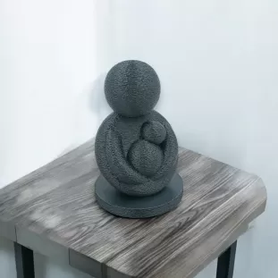 Statueta Minimalista cu aspect inedit, Parintele si Bebelusul, Bioplastic Eco-Friendly 3D, pentru Birou, Masa sau Polita, Design Modern, Cadou pentru Proaspeti Parinti, 100x70x70 mm, Fabricata in Romania