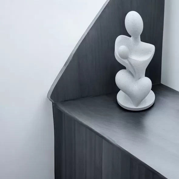 Statueta Minimalista Mama si Copil, Design Modern 3D, Bioplastic Premium Eco-Friendly, Cadou pentru Proaspete Mamici, 150x69x67 mm, Fabricata in Romania