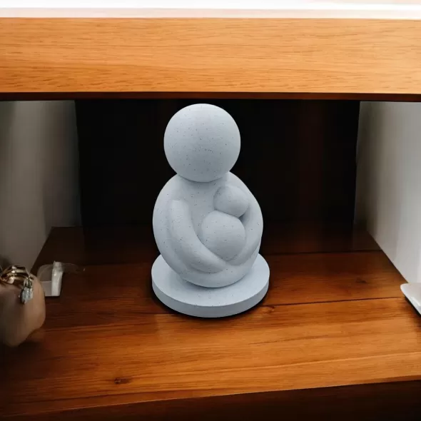 Statueta Minimalista Parintele si Bebelusul, Bioplastic Eco-Friendly 3D, pentru Birou, Masa sau Polita, Design Modern, Cadou pentru Proaspeti Parinti, 100x70x70 mm, Fabricata in Romania