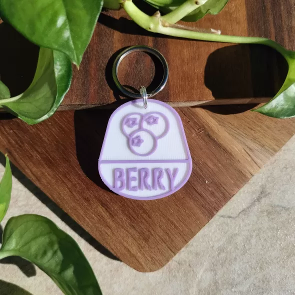 Dog Tag sau Breloc Personalizat - Medalion mov cu simbol Fructe de pădure